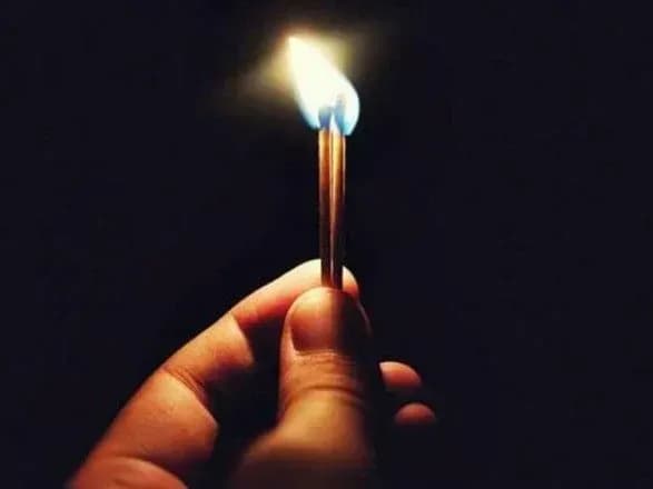 u-chernivtsyakh-cholovik-namagavsya-pidpaliti-svoyu-simyu-postrazhdala-16-richna-divchina