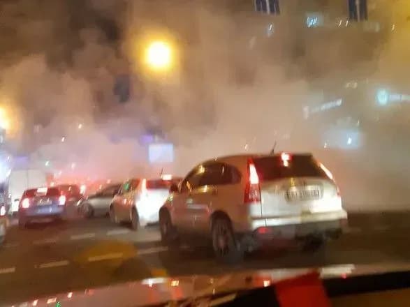 u-kiyevi-bilya-ocean-plaza-prorvalo-trubu-vulitsyu-zalivaye-garyacha-voda