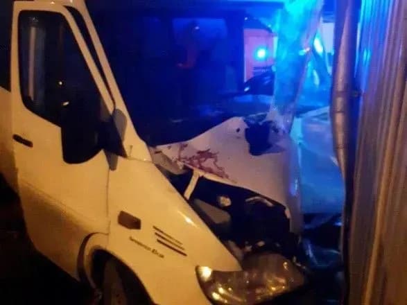 u-lutsku-legkovik-zitknuvsya-z-marshrutkoyu-postrazhdalo-nemovlya