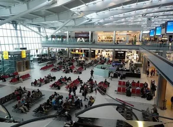 londonets-povidomiv-pro-zagrozu-vibukhu-zapiznyuyuchis-na-aviareys-do-narechenoyi