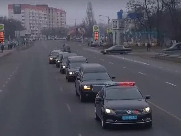 zhalobniy-kortezh-iz-ukrayintsyami-zagiblimi-v-irani-rushiv-do-terminalu