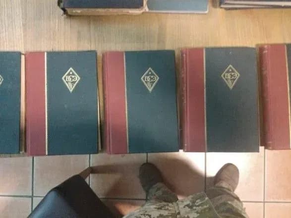 z-ukrayini-do-yes-khotili-vivezti-stolitnyu-entsiklopediyu-i-kolektsiyu-marok