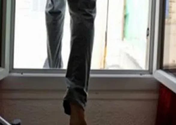 na-volini-konvoyovaniy-pid-sud-zlochinets-vistribnuv-u-vikno-z-shostogo-poverkhu