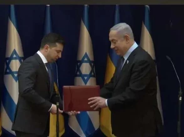 zelenskiy-zalishiv-na-pamyat-netanyagu-istoriyu-pro-svogo-dida