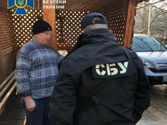 na-zakarpatti-vikrili-posadovtsiv-agropidpriyemstva-na-zbuti-tsinnikh-porid-derevini