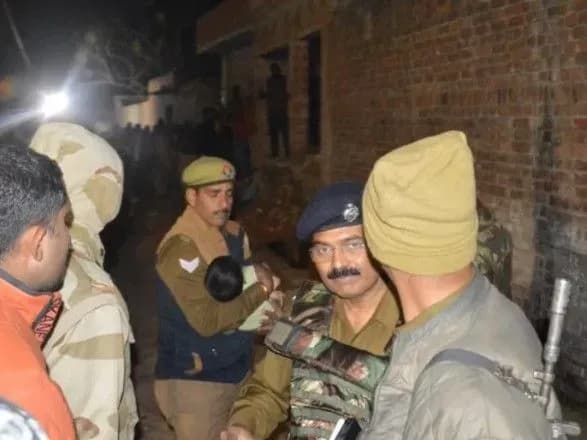 v-indiyi-cholovik-vzyav-u-zaruchniki-blizko-20-ditey-yakikh-zaprosiv-na-den-narodzhennya-dochki