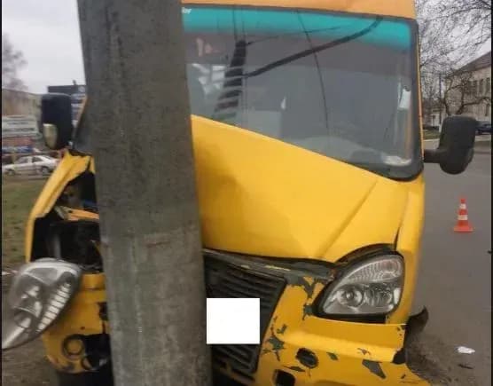 u-sumakh-cherez-negodu-marshrutka-vyikhala-u-stovp-postrazhdali-10-pasazhiriv