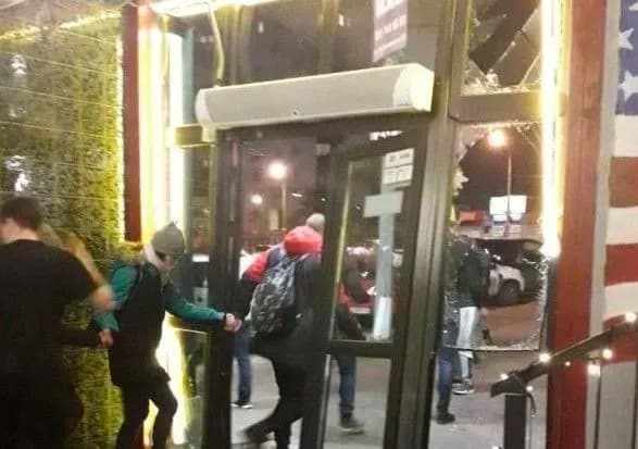 trom-cholovikam-povidomili-pidozru-za-rozgrom-u-stolichniy-pitseriyi