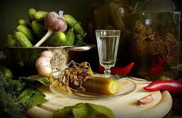 gorilchaniy-etiket-pro-podachu-temperaturu-vzhivannya-i-zakuski-do-gorilki