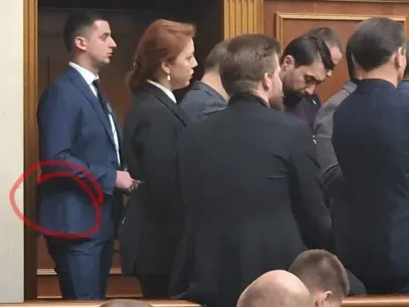 nardep-zayaviv-pro-ozbroyenu-lyudinu-u-sesiyniy-zali-vr