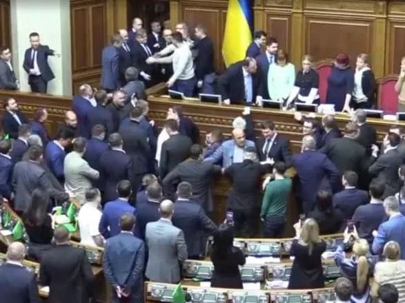 u-vr-pochali-zasidannya-pri-zablokovaniy-tribuni-ta-prezidiyi