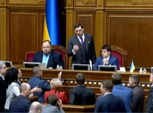 dvi-fraktsiyi-blokuvali-tribunu-z-vimogoyu-pospilkuvatisya-z-premyerom