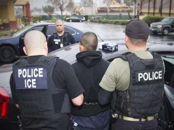 ssha-vikoristovuyut-spetsagentiv-dlya-vidvorennya-migrantiv