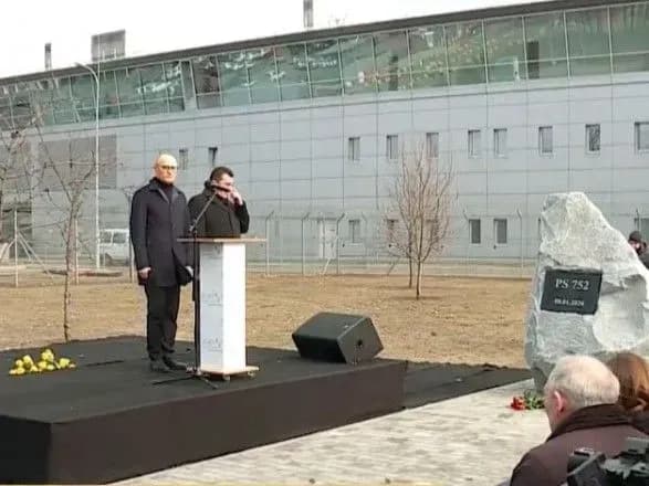 v-aeroportu-borispil-zaklali-memorial-pamyati-zagiblikh-v-aviakatastrofi-u-tegerani