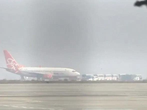 sered-evakuyovanikh-ukrayintsiv-z-kitayu-ye-simya-z-8-richnim-sinom