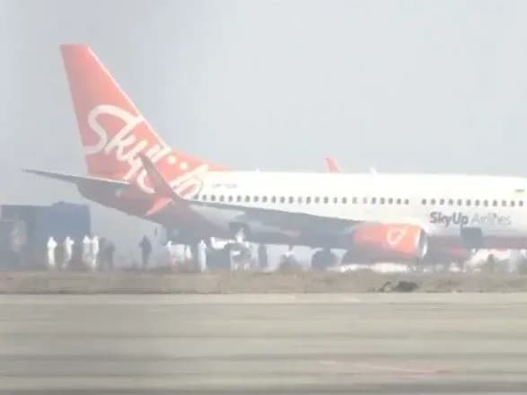 u-kharkovi-pochalas-posadka-evakuyovanikh-ukrayintsiv-z-litaka-na-avtobus