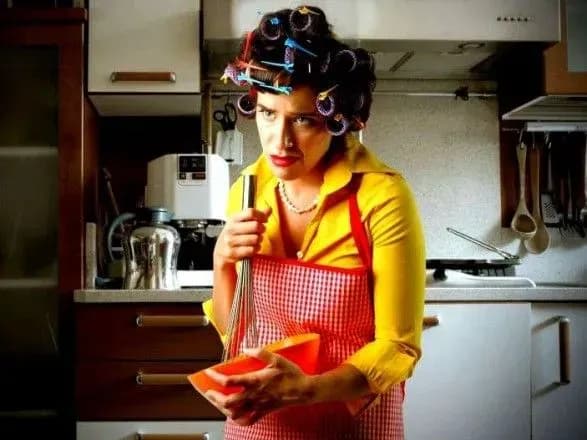 opituvannya-83-ukrayintsiv-vvazhayut-scho-nayvazhlivishe-zavdannya-zhinki-dbati-pro-dim-ta-simyu