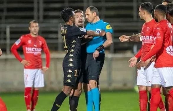 futbolista-zbirnoyi-portugaliyi-diskvalifikuvali-na-pivroku-cherez-poshtovkh-arbitra