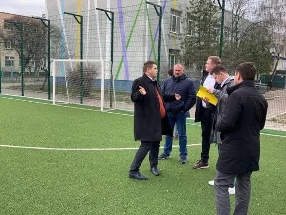 futbolne-pole-ffu-prodakshn-perezhilo-dvi-zimi-na-vidminno-direktor-stolichnoyi-shkoli