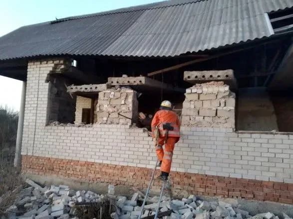 vnaslidok-padinnya-pliti-na-dnipropetrovschini-zaginula-ditina