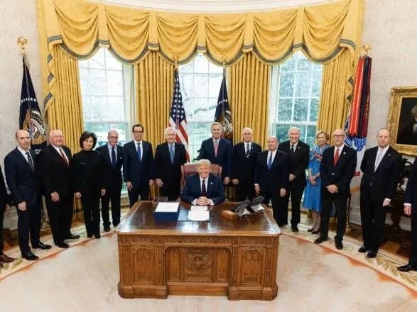 tramp-pidpisav-paket-ekonomichnoyi-dopomogi-na-ponad-2-trln-dolariv