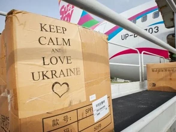 borotba-z-pandemiyeyu-z-knr-pribuv-drugiy-litak-z-meddopomogoyu-dlya-ukrayini