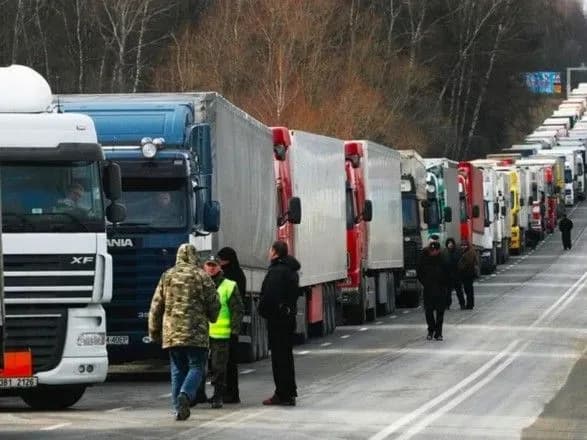 na-kordoni-z-polscheyu-u-chergakh-stoyat-ponad-400-vantazhivok