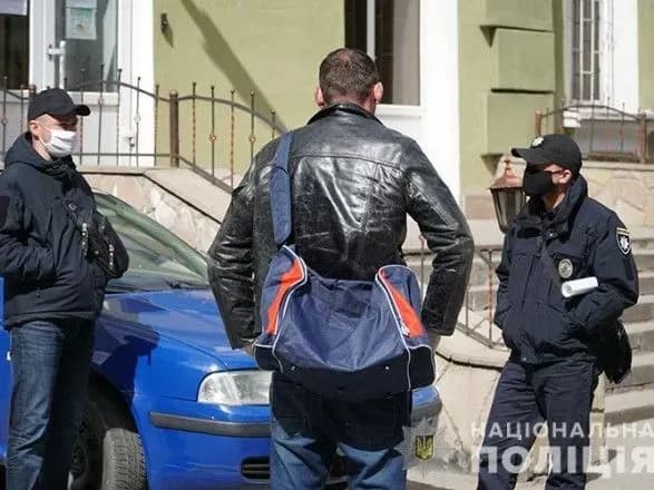 na-ternopilschini-zhinka-ne-pustila-dodomu-cholovika-yakiy-priyikhav-z-polschi