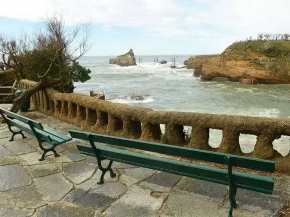 v-odnomu-z-mist-frantsiyi-zaboronili-siditi-na-lavkakh-bilshe-2-khvilin