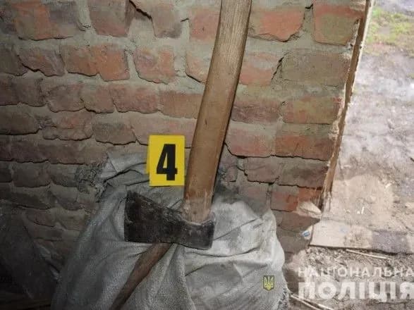 na-vinnichchini-cholovik-vbiv-znayomu-sokiroyu-a-tilo-skhovali-v-pogrebi