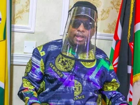 sanitayzer-gorla-zhitelyam-keniyi-rozdavatimut-konyak-dlya-borotbi-z-koronavirusom