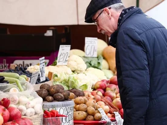 ekrani-mizh-prodavtsyami-i-pokuptsyami-ta-dezinfektsiya-poverkhon-u-moz-oprilyudnili-vimogi-dlya-vidkrittya-rinkiv