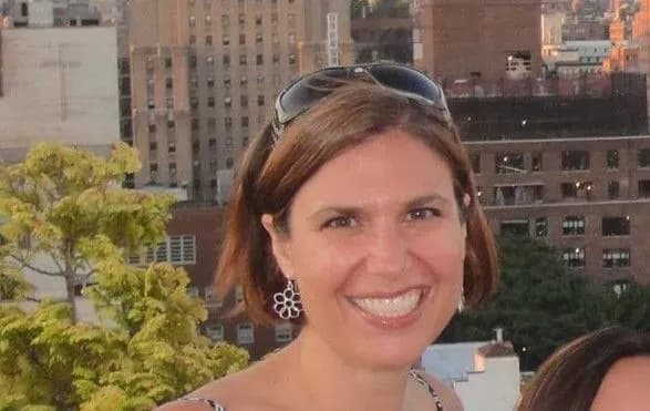 likarka-z-nyu-yorku-naklala-na-sebe-ruki-cherez-covid-19