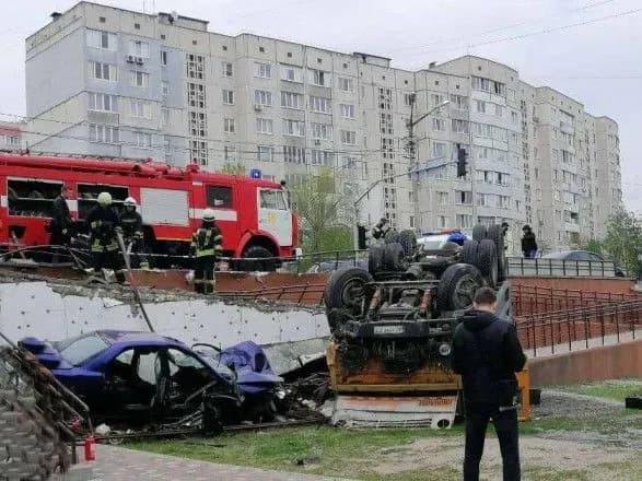 v-obukhovi-vnaslidok-dtp-na-uzbichchya-z-visoti-viletili-vantazhivka-i-legkovik