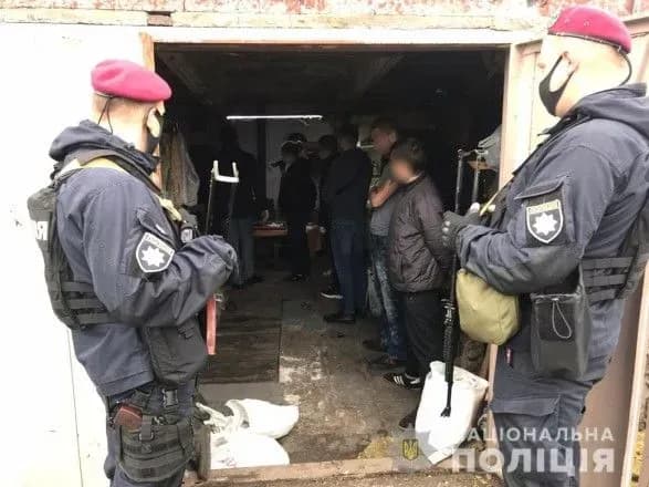 na-kiyivschini-banda-vikrala-lyudinu-ta-vimagala-groshi