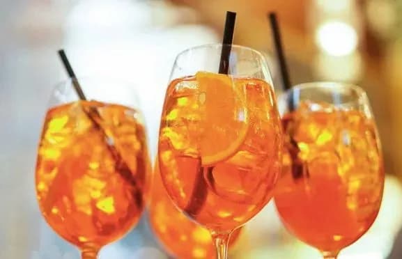 populyarniy-aperitiv-spritz-teper-viroblyayetsya-i-v-ukrayini