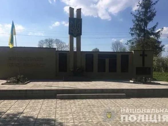 na-ternopilschini-rozshukuyut-cholovika-yakiy-spaliv-chervono-chorniy-prapor