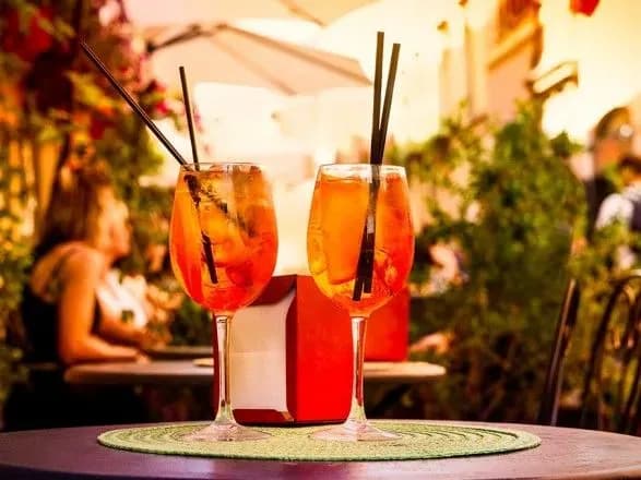 karantin-kanadtsyam-dostavlyatimut-alkogolni-kokteyli-dodomu