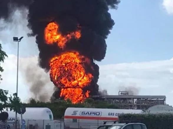 u-venetsiyi-stavsya-vibukh-na-khimzavodi