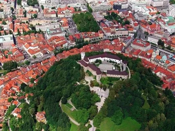 sloveniya-pershoyu-v-yevropi-zayavila-pro-zavershennya-u-krayini-pandemiyi-covid-19