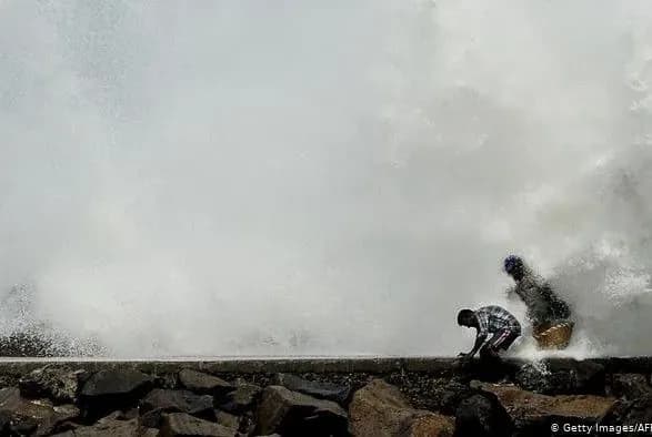 ponad-80-osib-zaginuli-cherez-tsiklon-amfan-v-indiyi-ta-bangladesh