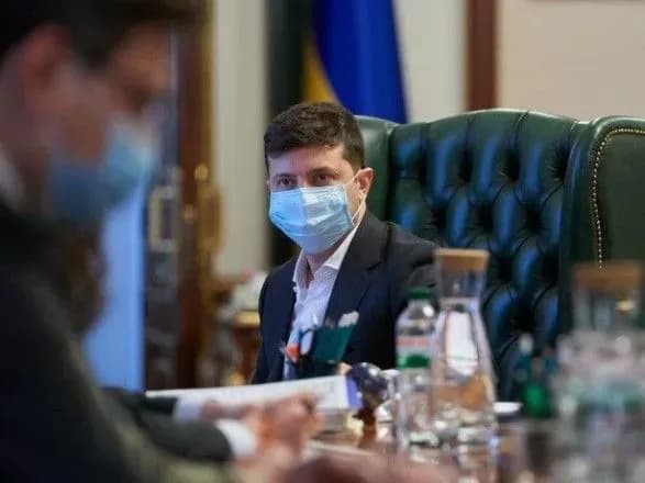narada-schodo-covid-19-zelenskomu-dopovili-pro-problemi-z-vaktsinatsiyeyu-nadbavki-likaryam-i-ditsadki