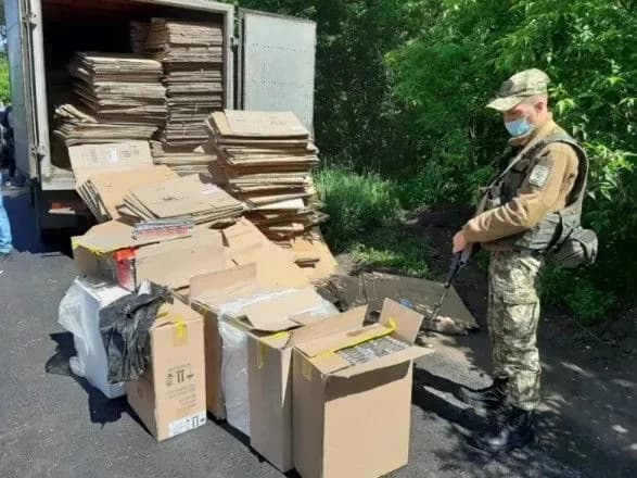 na-donechchini-u-furi-sered-kartonu-viyavili-blizko-7-tis-pachok-sigaret