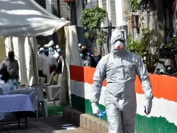 v-indiyi-tretiy-den-pospil-rekordniy-doboviy-pririst-infikovanikh-covid-19