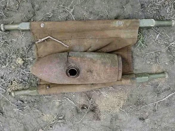 u-khmelnitskomu-pid-chas-zemelnikh-robit-viyavili-100-kilogramovu-aviabombu