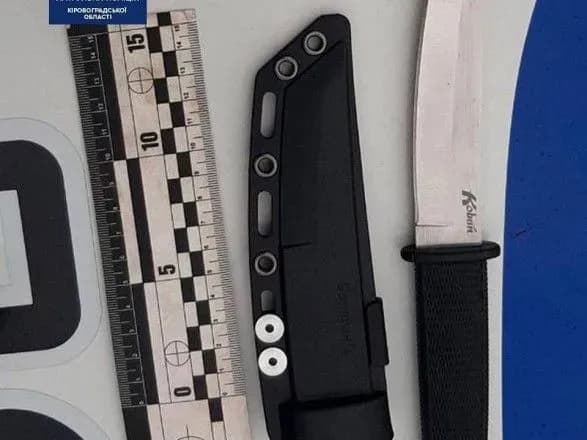 cholovik-iz-nozhem-kidavsya-na-lyudey-v-kropivnitskomu