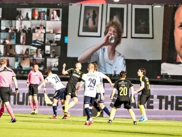 pandemiya-pislya-vidnovlennya-chempionatu-daniyi-z-futbolu-fanativ-zapustili-na-stadion-za-dopomogoyu-zoom