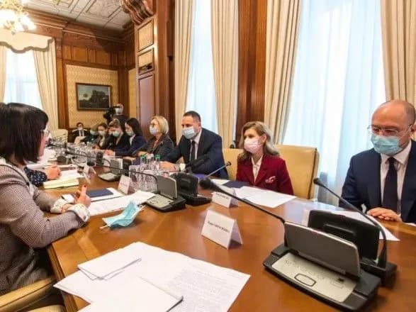 yermak-persha-ledi-ta-predstavniki-uryadu-zustrilis-z-pravozakhisnikami-detali