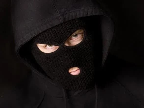 v-odesi-zlovmisnik-virvav-z-ruk-cholovika-ryukzak-z-kruglenkoyu-sumoyu-groshey