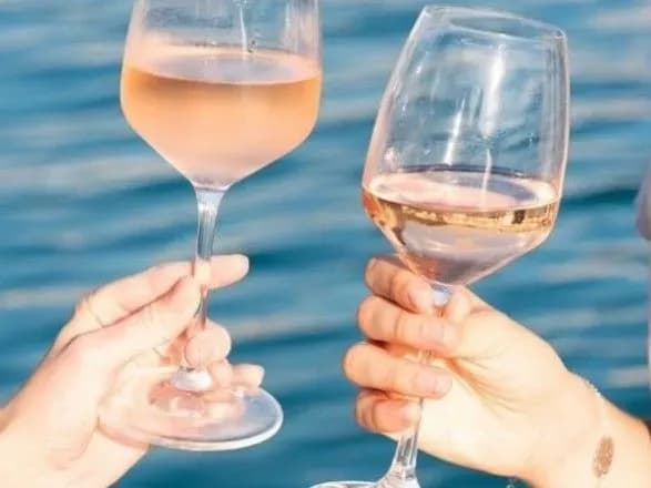 kayli-minoug-vipustila-svoye-vino